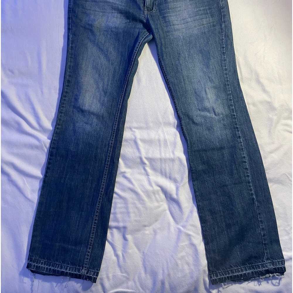 DISTRESSED BLUE JEANS